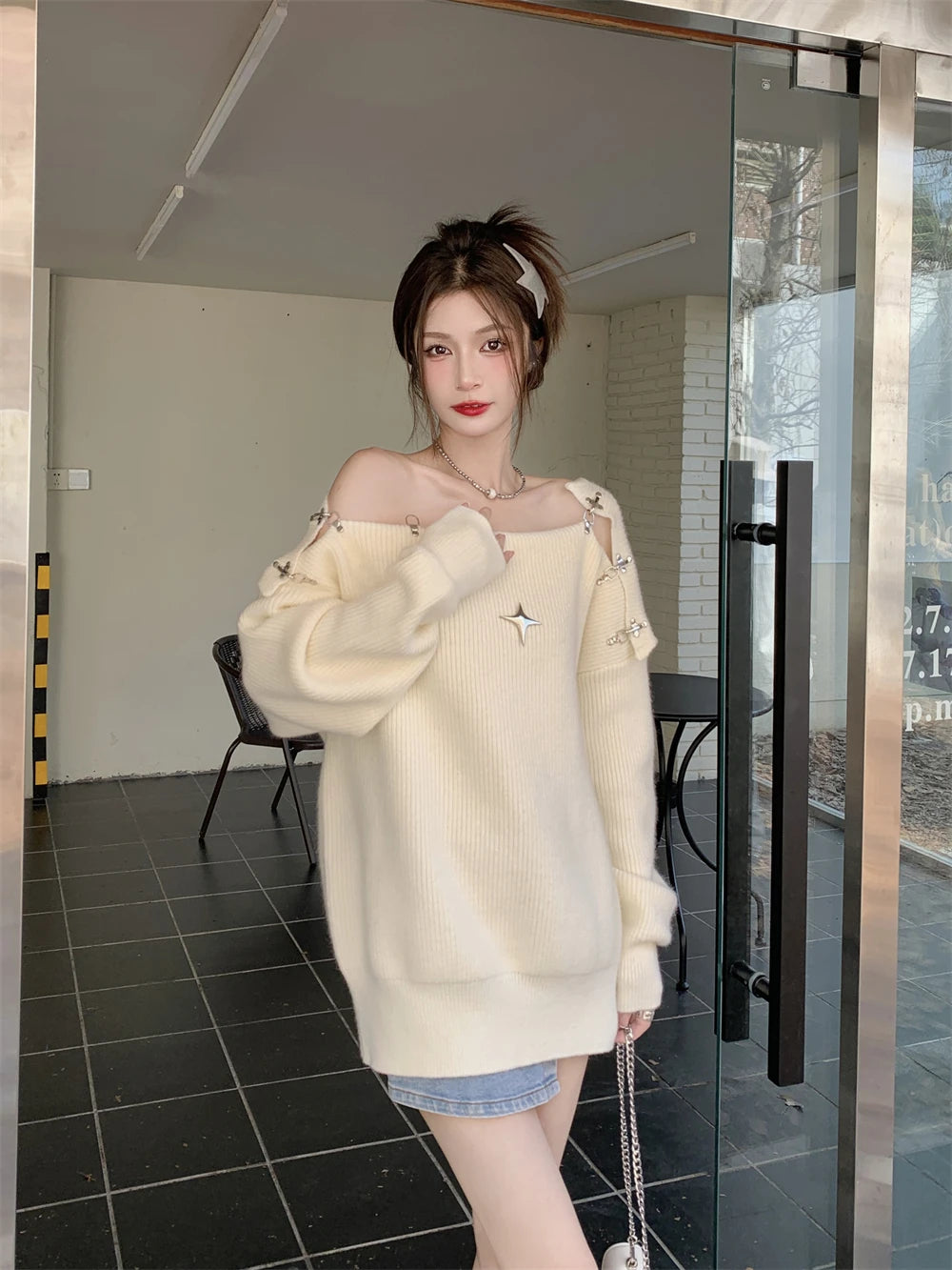 Long And Cozy Off-Shoulder Pullover With Clip Accesoires
