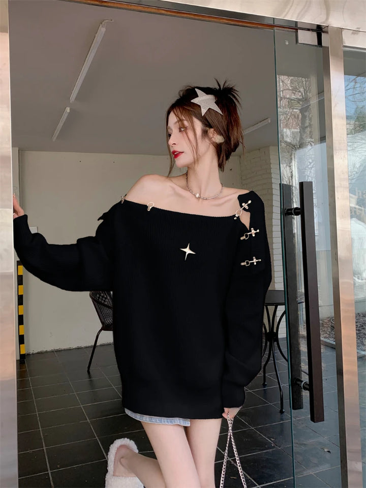 Long And Cozy Off-Shoulder Pullover With Clip Accesoires