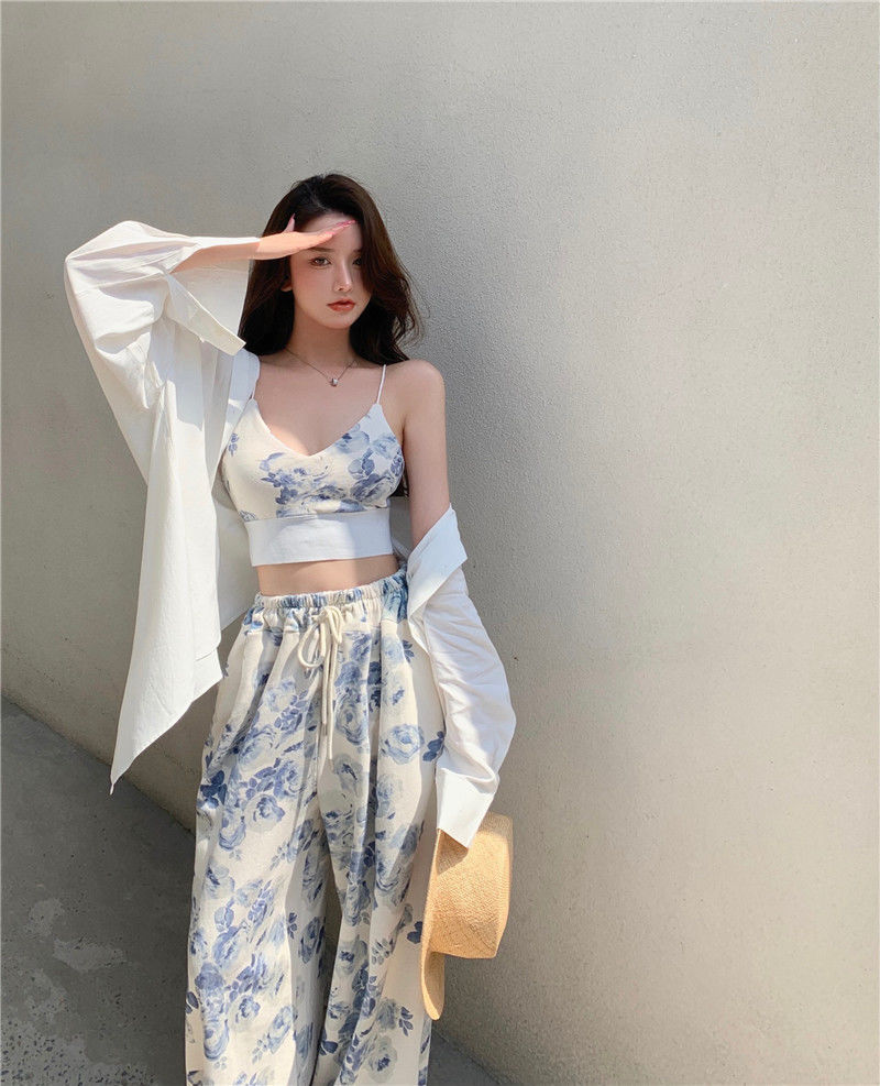 Two-Piece-Set: Joggers With Floral Print + Matching Crop Top