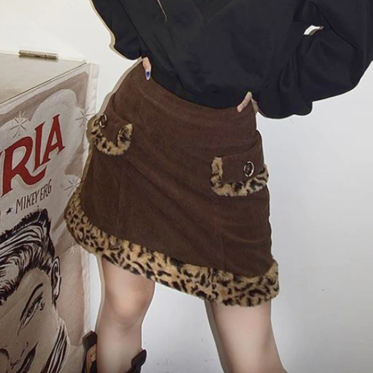 Outfit-Set: Sweater With V-Neck + Skirt With Leopard Pattern Hem